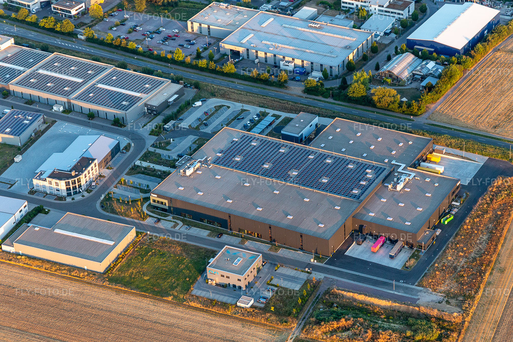 Luftbild: heo GmbH in Herxheim bei Landau im Bundesland Rheinland-Pfalz in Deutschland. Foto: IMG_133858.jpg vom 16.08.2022 durch Werner Riehm/FLY-FOTO.deheo.com: Großhandel für Figuren, Spielwaren, Merchandising-Artikeln, Modellen, Textilien, Statuen, Spielen, Nachbildungen, Repliken & mehr
