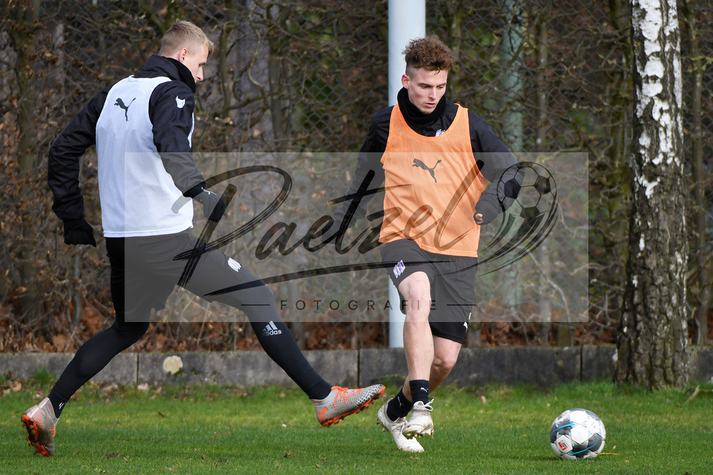 20200225_TRAOSN_0022 | Fussball, Herren: Lukas Gugganig (VfL Osnabrueck) und Moritz Heyer (VfL Osnabrueck) im Zweikampf waehrend der Trainingseinheit des VfL Osnabrueck im Sportpark Illoshoehe am 25.02.2020 in Osnabrueck, Deutschland. - Realisiert mit Pictrs.com