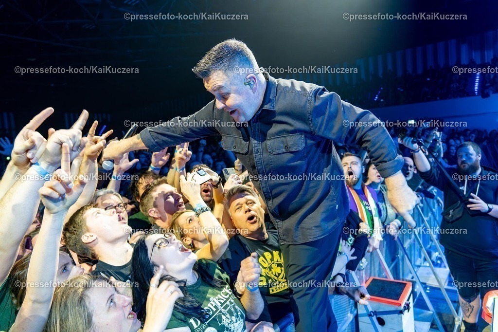 KKU02022501015 | 02.02.2025, xkkux, Düsseldorf, Die Band Dropkick Murphys performt bei ihrem Konzert in der Mitsubishi Electric HALLE. Im Bild Sänger Ken Casey