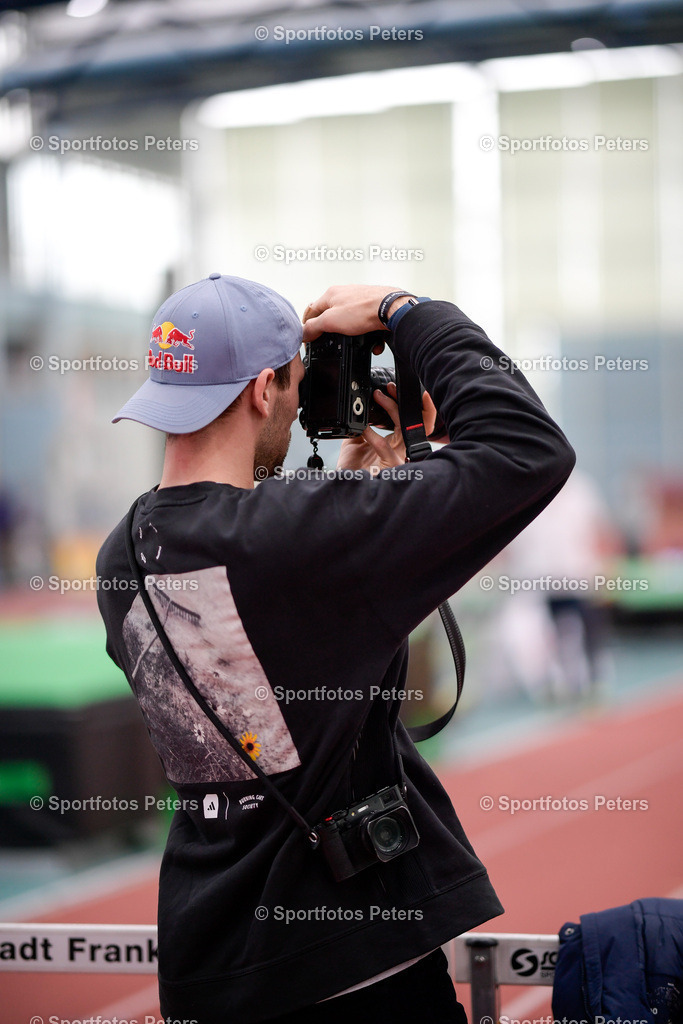 _KP12188_1 | 09.02.2025, xkaix, Leichtathletik 20. Deutsche Meisterschaften, Mehrkampf Halle v.l. Niklas Kaul als Unterstuetzung und Fotograf unterwegs - Realisiert mit Pictrs.com