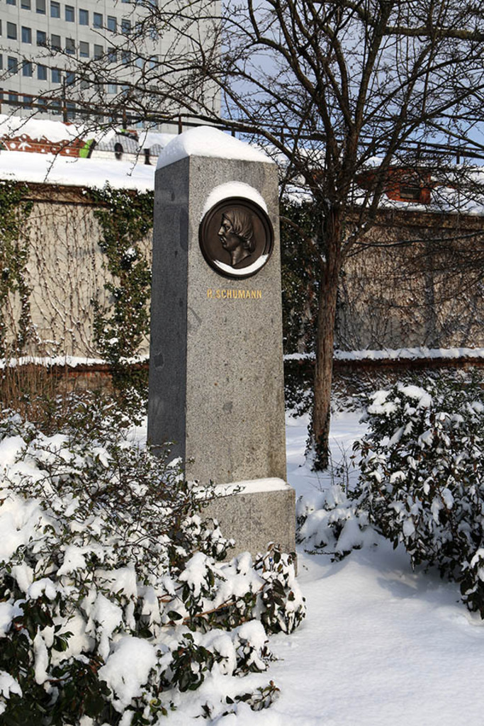 Robert-Schumann-Denkmal im Winter | Entdecke über 20 Kategorien Leipzig-Motive: Foto-Downloads, hochwertige Poster, Leinwand- & Fine-Art-Prints. Jetzt Lieblingsfoto im Bildlexikon Leipzig Shop bestellen!