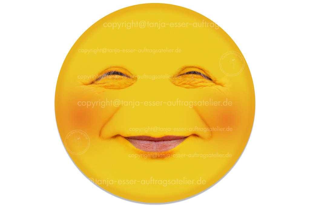 Emotionales rundes gelbes Gesicht eines lächelnden Mannes | Ein Mann Mitte 40 lächt etwas schüchtern. Die Gesichtszüge weisen viel Mimik auf. Das Gesicht ist kreisrund ausgeschnitten und isoliert vor weißem Hintergrund. Das Gesicht hat rote Wangen.