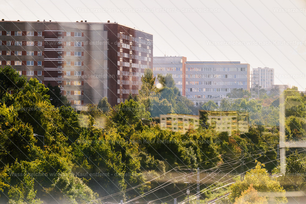 Leipzig Grünau Mitte Blick von Allee-Center Richtung Breisgaustraße und Grünau Mitte (Herbst 2025) | Leipzig Grünau Mitte Blick von Allee-Center Richtung Breisgaustraße und Grünau Mitte (Herbst 2025) - Realisiert mit Pictrs.com