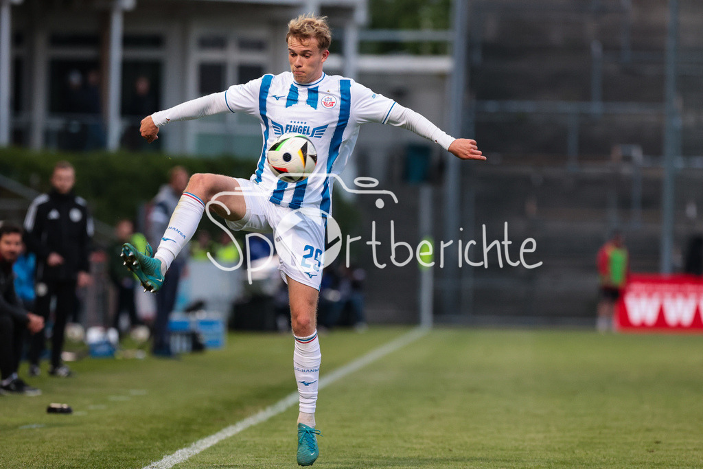 SpVgg Unterhaching - FC Hansa Rostock | am Ball Felix RUSCHKE (FC Hansa Rostock 29) / Einzelfoto / Freisteller / 3. Liga: SpVgg Unterhaching - FC Hansa Rostock, Uhlsport Park am 07.05.2025