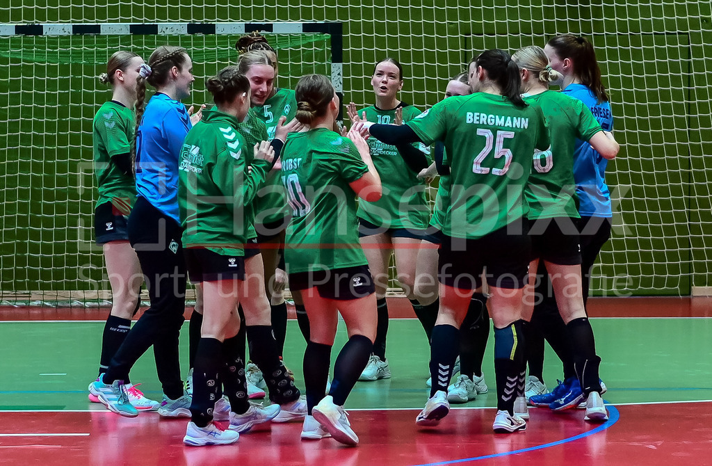 Handball, 2. Bundesliga Frauen, SV Werder Bremen - VfL Waiblingen | v.li.: Spielerinnen des SV Werder Bremen schwören sich mit einem Mannschaftskreis, Teamkreis, Ansprache, Motivation, vor dem Anpfiff ein
