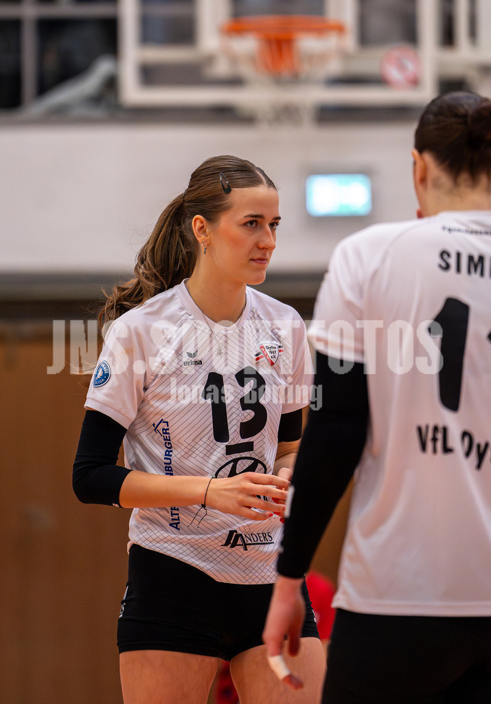Volleyball I Frauen I Saison 2025-2026 I 2 Bundesliga Pro I 17. Spieltag VFL Oythe - VC Stralsund I 1407 | Annelis Lotte Tyws (13,VFL Oythe) und Jacklyn Simms (11,VFL Oythe) - Realisiert mit Pictrs.com