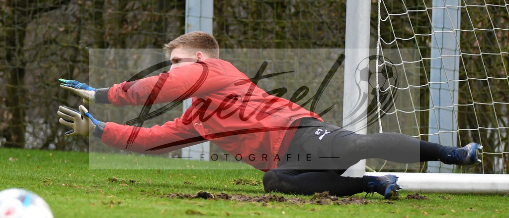 20200225_TRAOSN_0042 | Fussball, Herren: Torhueter Laurenz Beckemeyer (VfL Osnabrueck) schaut waehrend der Trainingseinheit des VfL Osnabrueck im Sportpark Illoshoehe am 25.02.2020 in Osnabrueck, Deutschland. - Realisiert mit Pictrs.com