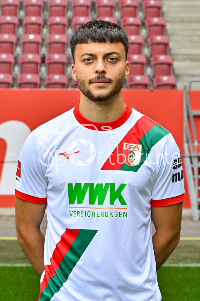 FC Augsburg 2025/26 | Mahmut KUECUEKSAHIN / Einzelfoto / Freisteller / Media Day FC Augsburg: WWK-Arena am 06.08.2025