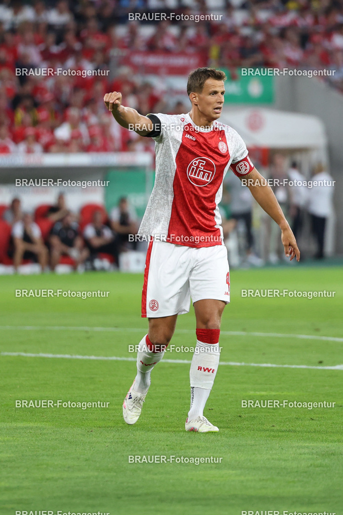 Rot-Weiss Essen - Borussia Dortmund | Essen, Deutschland, 18.08.2025Michael Schultz  (Rot-Weiss Essen) gestikuliertwährend des DFB Pokal Spiels zwischen Rot-Weiss Essen- Borussia Dortmund im Stadion an der Hafenstraße am 18.08.2025 in Essen. (Foto von Timo Bluhmki-Schmidt/Brauer Fotoagentur
