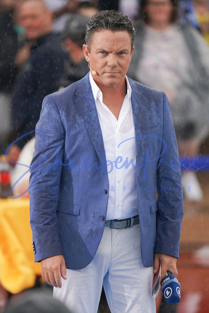 DSC05129 | Stefan Mross steht im Regen - bei der Unterhaltungsshow Immer wieder sonntags.

Immer wieder sonntags ( IWS ) Staffel 4. Der Gastgeber und Moderator _Stefan Mross_ bestreitet sein 19. Saison von Immer wieder sonntags ( IWS ) im Europapark in Rust 

Deutschland, Rust, IWS Gelaende bei den Wasserwelten Rulanitica, 04.06.2023