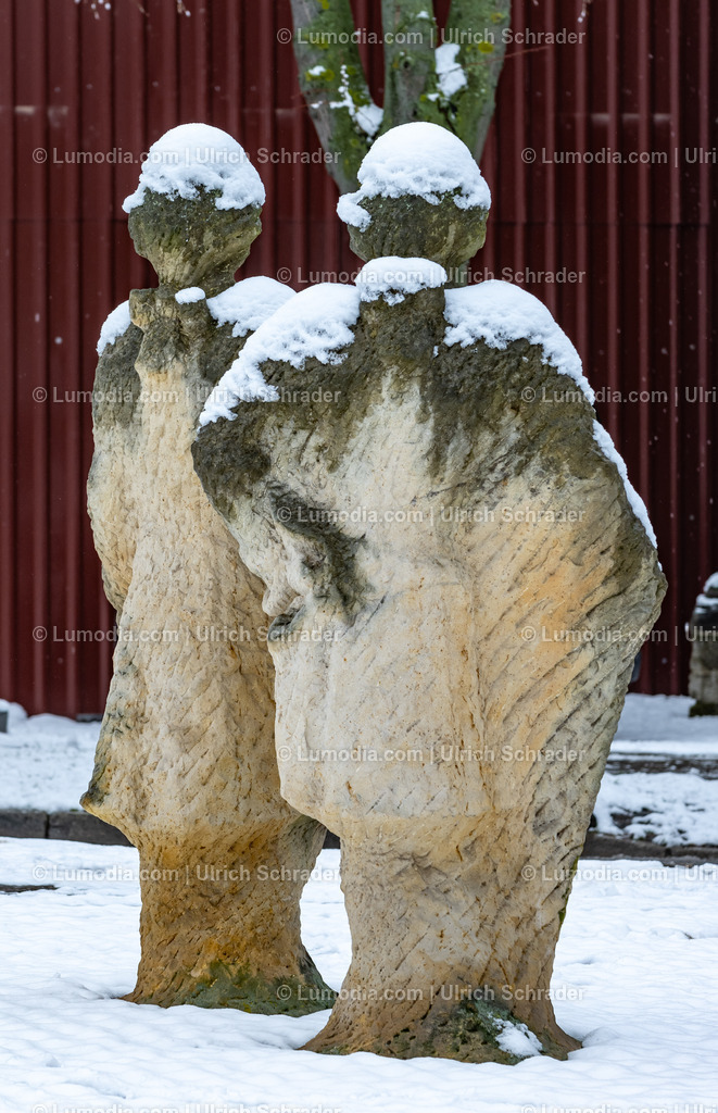 10049-12959 - Halberstadt - 2 Herren am Gleimhaus | Stockfoto und Bilderpool mit Bildmaterial aus Deutschland, dem Harz, Halberstadt, Quedlinburg, Wernigerode und weltweit. Qualitativ hochwertige und professionelle Fotos anschauen und kaufen. - Realisiert mit Pictrs.com