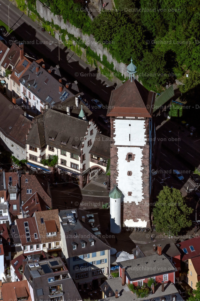 4034179 | FREIBURG IM BREISGAU 30.06.2020 Schwabentor im Stadtzentrum und Altstadt im Innenstadtbereich in Freiburg im Breisgau im Bundesland Baden-Württemberg, Deutschland. Weiterführende Informationen bei: Stadt Freiburg im Breisgau. // The city center and old town with cathedral in the downtown area in Freiburg im Breisgau in the state Baden-Wurttemberg, Germany. Further information at: Stadt Freiburg im Breisgau. Foto: Gerhard Launer