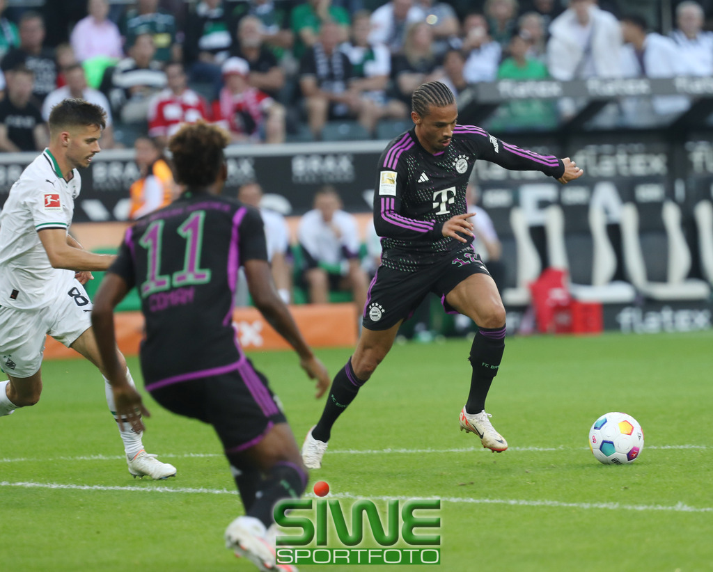 1.Fussball-Bundesliga  :  Borussia Mönchengladbach--FC Bayern München    3.Sptg. | 02.09.2023 Fussball,GER, Saison 2023/2024;         1.Bundesliga;   3. Spieltag;
VFL Borussia Mönchengladbach--FC Bayern München :   Leroy Sane (10/FCB)
sucht die richtige Stelle, um einen Torschuss anzubringen.  Julian Weigl (8/BMG)
 versucht zu stören.
DFL REGULATIONS PROHIBIT ANY USE OF PHOTOGRAPHS AS IMAGE SEQENCES AND/OR QUASI-VIDEO. - Realisiert mit Pictrs.com