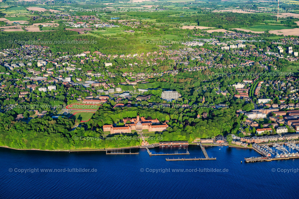 Flensburg_Mürwik_ELS_3301170524 | FLENSBURG 17.05.2024 Wohngebiet im Stadtteil " Mürwik " an der Kelmstraße in Flensburg im Bundesland Schleswig-Holstein, Deutschland. // Cityscape of the district " Muerwik " on street Kelmstrasse in Flensburg in the state Schleswig-Holstein, Germany. Foto: Martin Elsen
