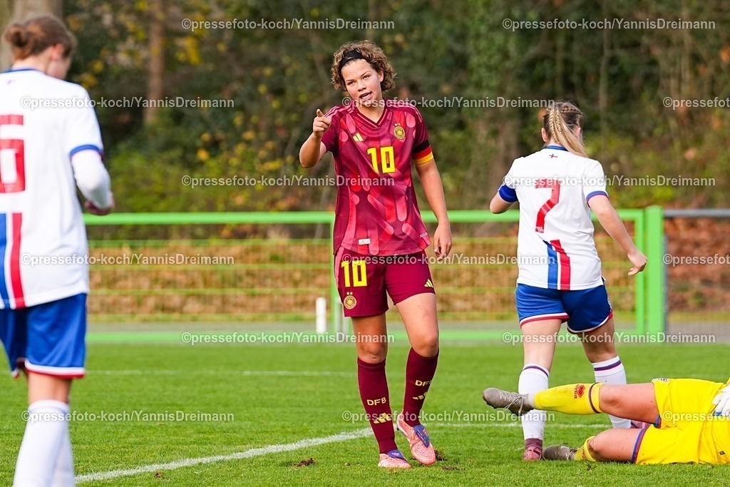 xYDRx29112501013 | 29.11.2025, xydrx, Fußball, Länderspiel, EM-Qualifikation U19-Frauen, Deutschland - Färöer, Sportschule Wedau: Torjubel nach dem Tor zum 4:0 für Deutschland durch Torschütze Rosa Rueckert (GER #10) DFB regulations prohibit any use of photographs as image sequences and or quasi-video.Photo: xYannisxDreimannxPressefotokochx