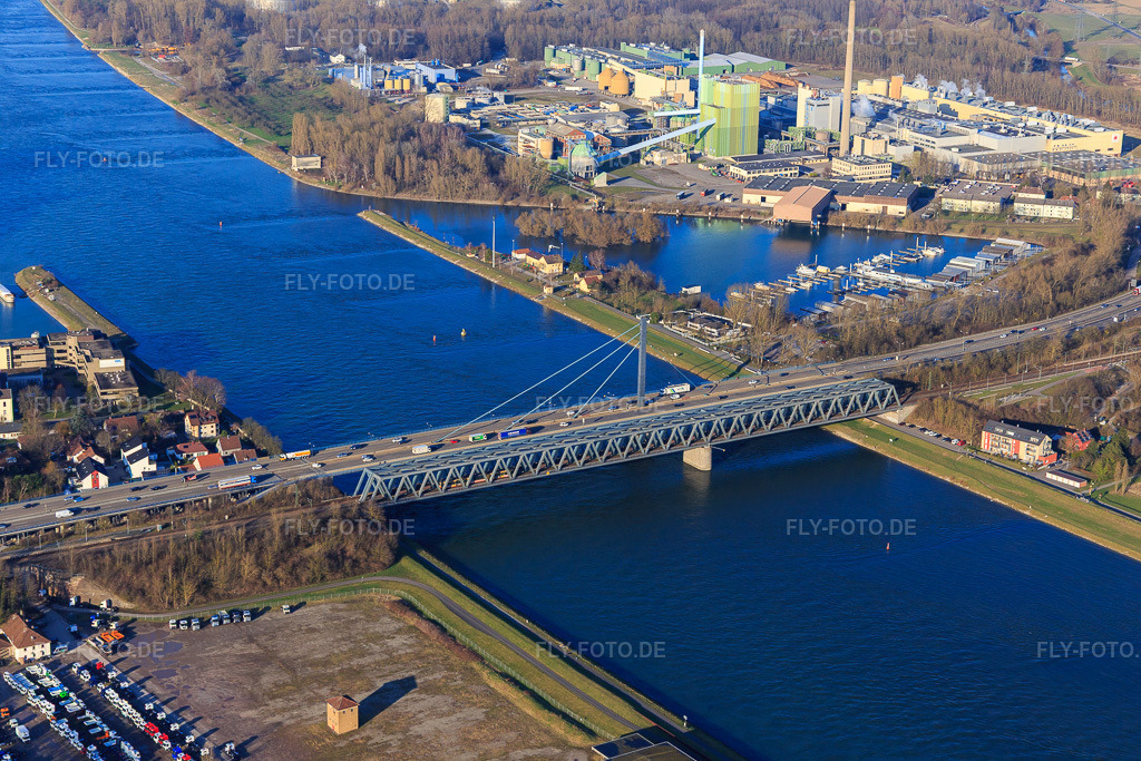 Luftbild: Eisenbahn- und B10-Bundestraßen-Rheinbrücken Maxau zwischen Maximiliansau und Karlsruhe im Ortsteil Maximiliansau in Wörth im Bundesland Rheinland-Pfalz in Deutschland. Foto: IMG_104909.jpg vom 14.03.2018 durch Werner Riehm/FLY-FOTO.de