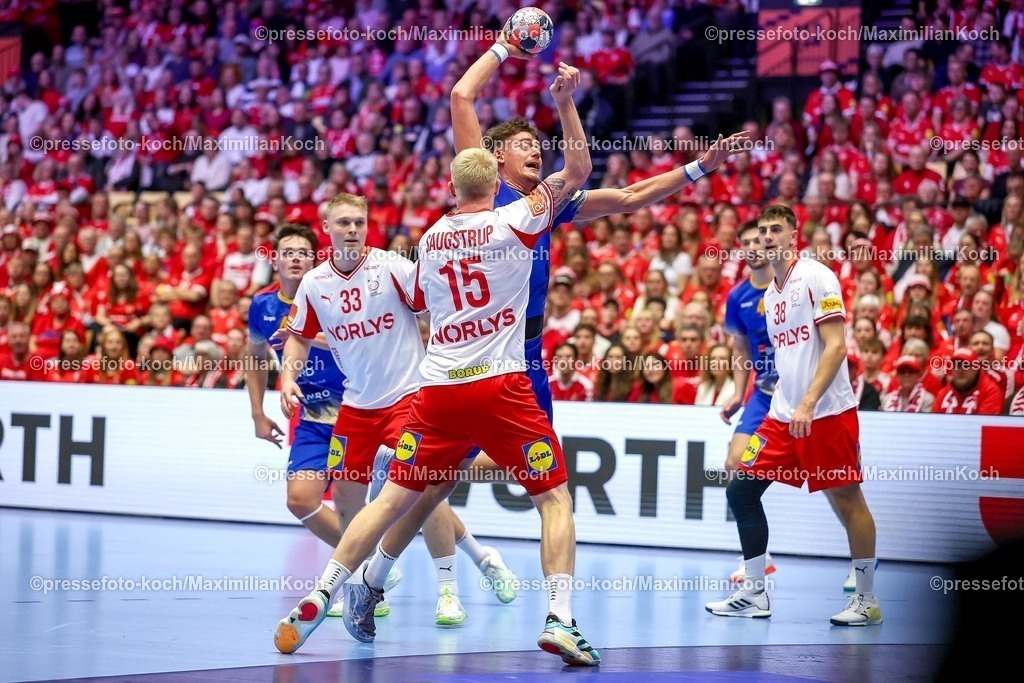 EHF18012602018 | 18.01.2026, Handball, Men's EHF EURO 2026, Dänemark - Rumänien, Jyske Bank Boxen in Herning, Dänemark, Preliminary Round:  Calin Dedu (Romania #23) im Zweikampf gegen   Magnus Saugstrup Jensen (Denmark #15) neben  Emil Siersbaek Bergholt (Denmark #33)  Mads Hoxer Hangaard (Denmark #38) 