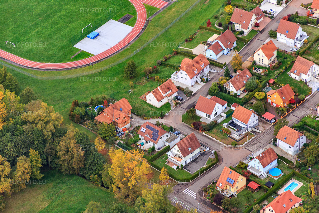 Vue aérienne: Rue des Sarments x Rue Heuwiese Altenstadt à le quartier Altenstadt in Wissembourg dans le département Bas Rhin, France – .Photo: IMG_084583.jpg prise le 23/10/2015 par Werner Riehm/FLY-FOTO.eu – Résolution de l'original: 5472 x 3648 px