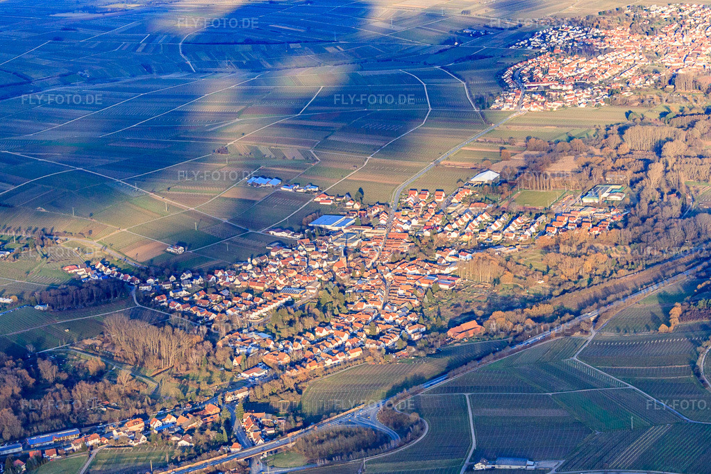Luftbild: Ortsansicht von Südwesten in Siebeldingen im Bundesland Rheinland-Pfalz in Deutschland. Foto: IMG_62167.jpg vom 23.02.2014 durch Werner Riehm/FLY-FOTO.deAuflösung des Originals: 4520 x 3014 px