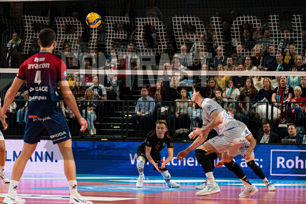 Volleyball I Herren I Saison 2025/2026 I Bundesliga I 5. Spieltag I SVG Lüneburg - VfB Friedrichshafen | Leonard Graven (6, VfB Friedrichshafen) springt zum Ball - Realisiert mit Pictrs.com