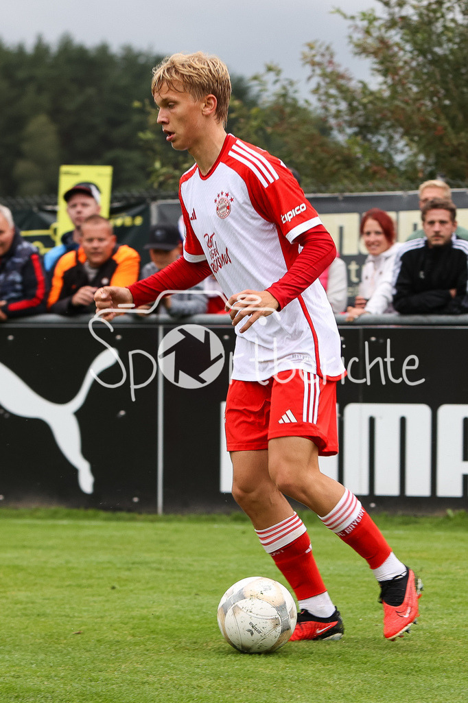 DJK Vilzing - FC Bayern Amateure | Frans KRAETZIG (FCB #13) am Ball // Freisteller / Einzelfoto