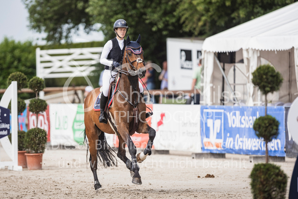 250531_MayDays_M2-Springen-546 | Deine schönsten Turniermomente als professionelle Fotos! Entdecke hochwertige Pferdesport-Fotografie im Online-Shop. Jetzt Fotos finden & bestellen!