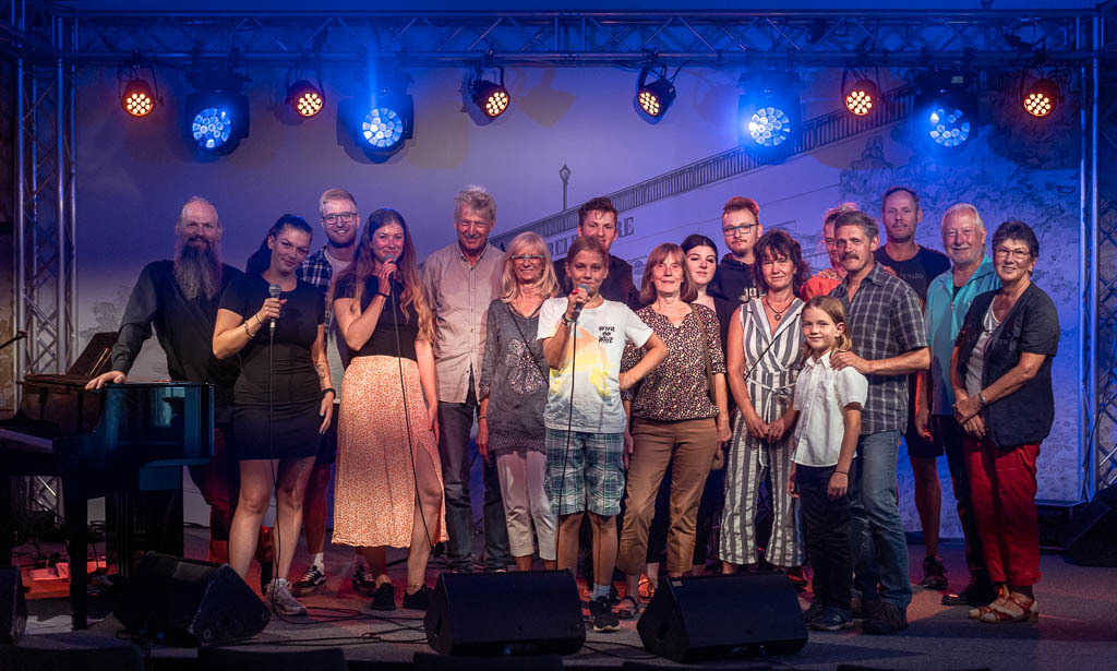 Karaoke mit Liveband | Karaoke mit Forster Family im Forte Belvedere Leisnig zum Festival Hallo Leisnig 2022. - Realisiert mit Pictrs.com