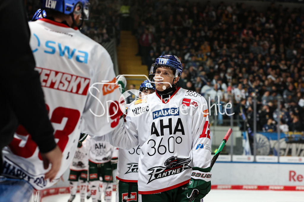 EHC München - Augsburger Panther | Grosser Jubel bei den Panthern nach dem Treffer zum 2-5 durch Mirko SACHER (AEV #12) / Tor / Freude / Torschuetze