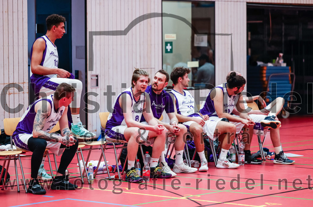 2022-05-15_004_SpVgg_Altenerding_gegen_TSV_Muenchen-Forstenried | Erding, Deutschland, 15.05.2022:
Basketball, Bezirksliga 2021 / 2022, Play-Offs, SpVgg Altenerding gegen TSV München-Forstenried, Endergebnis: 55:57

Luis Winkler (SpVgg Altenerding, #11), Kristof Vadasz (SpVgg Altenerding, #8), Jonah Timothy Richardson (SpVgg Altenerding, #13)

Foto: Christian Riedel / fotografie-riedel.net
