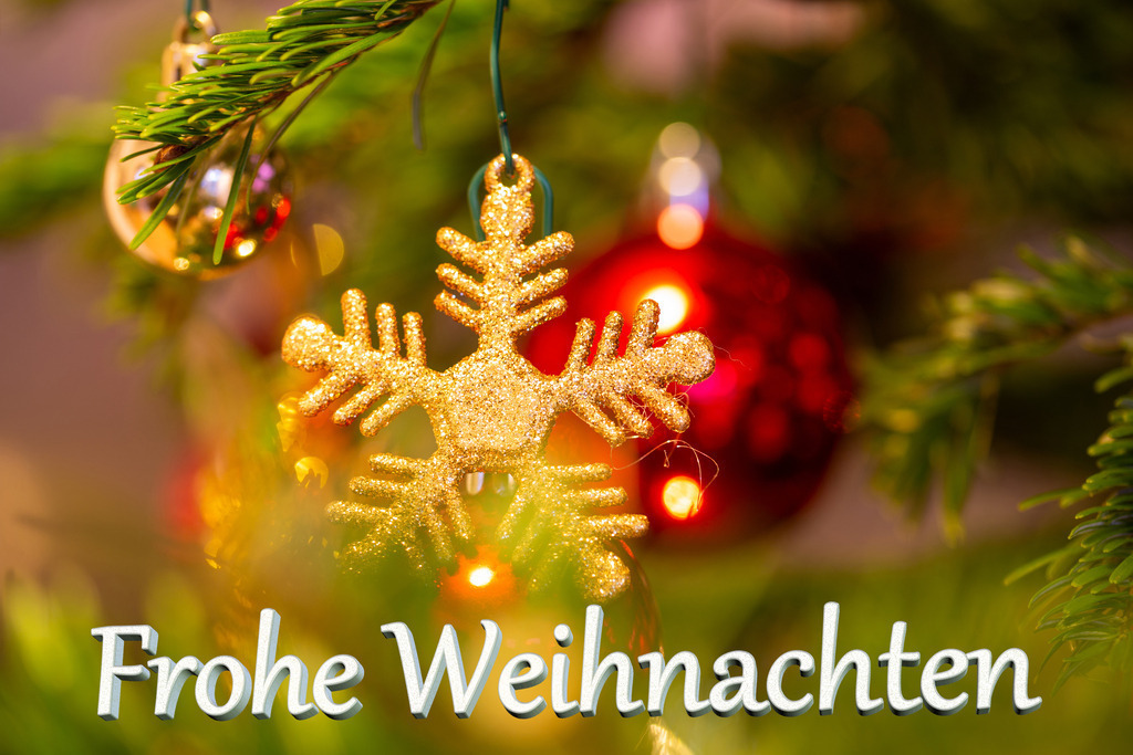 FROHE WEIHNACHTE | Nahaufnahme von Christbaumschmuck an einem Weihnachtsbaum und hinzugefügtem Text FROHE WEIHNACHTEN (digital bearbeitet) - Realisiert mit Pictrs.com