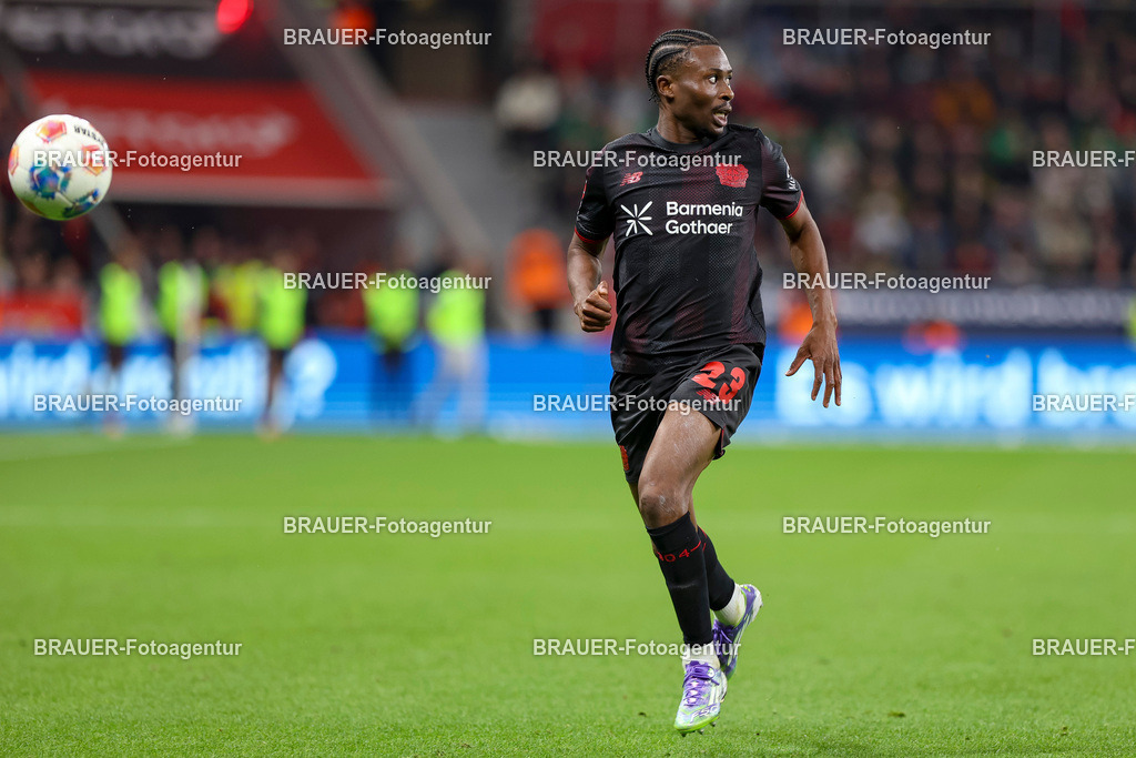 Bayer 04 Leverkusen vs Eintracht Frankfurt - Bundesliga  | Leverkusen, Deutschland, 12.09.25:   Nathan Tella (Bayer 04 Leverkusen) in Aktion am Ball, Einzelaktion waehrend des Spiels der Bundesliga zwischen  Bayer 04 Leverkusen vs Eintracht Frankfurt in der BayArena(Foto von Brauer-Fotoagentur / Adrian Schlueter)