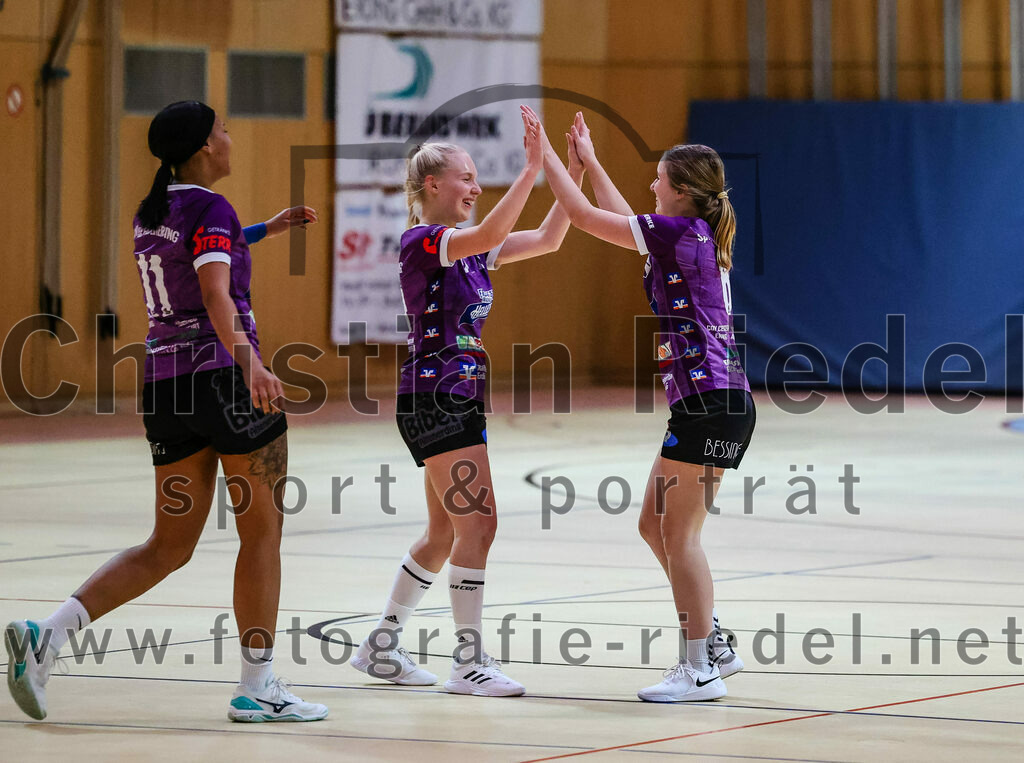 2023-12-09_099_SpVgg_Altenerding_gegen_HSG_Freising-Neufahrn | Erding, Deutschland, 09.12.2023:
Handball, Bezirksoberliga Frauen Altbayern 2023 / 2024, 9. Spieltag, SpVgg Altenerding gegen HSG Freising-Neufahrn, Endergebnis: 29:28

Nikayla Alston (SpVgg Altenerding, #11), Lena Popp (SpVgg Altenerding, #10)

Foto: Christian Riedel / fotografie-riedel.net
