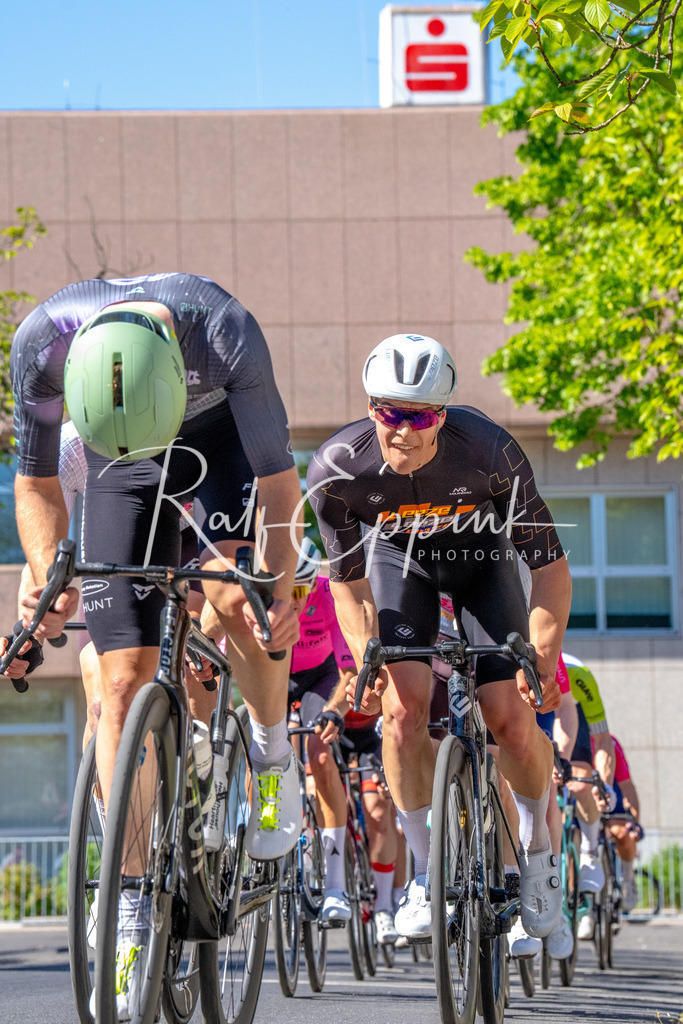 Spurt in den Mai 2026 - Großer Preis der Sparkasse Neuss | Annual one-day road cycling race "Großer Preis der Sparkasse Neuss" held in Büttgen, Germany, organized by VfR Büttgen 1912 e.V. The event features multiple races across all age categories from U11 youth to Elite men. - Realisiert mit Pictrs.com