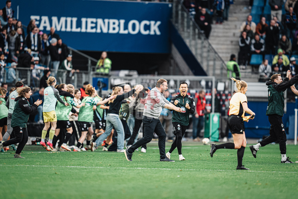 Fußball | Frauen | Saison 2024/2025  | DFB-Pokal der Frauen | Halbfinale | Hamburger SV vs. Werder Bremen | 23.03.2025 | Trainer Thomas Horsch (Werder Bremen) und Bremen feiern den Sieg und den Finaleinzug