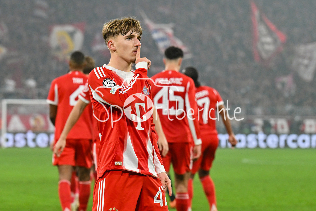 FC Bayern München - Sporting Lissabon | MUNICH, GERMANY - 09. DECEMBER:Jubel der Bayern nach dem Treffer zum 2-1 durch Lennart KARL (FC Bayern Munich 42) / Tor / Torschuetze / Freude / Happy während dem Match zwischen dem FC Bayern München und Sporting Lissabon am 6. Spieltag der UEFA Champions League Ligaphase in der Allianz Arena