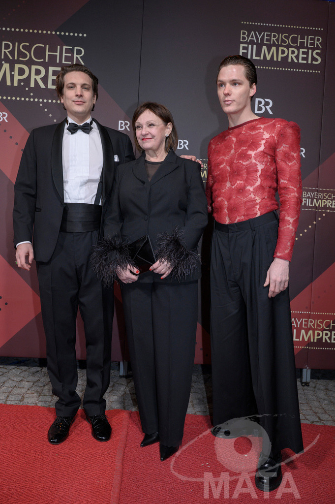 _DWI4694 | Lukas Röder, Til Schindler und Heike Hanold-Lynch bei der Verleihung des 47. Bayerischen Filmpreises 2026  im Prinzregententheater. München, Deutschland. Der Bayerische Filmpreis wird seit 1979 von der Bayerischen Staatsregierung verliehen, um die Bedeutung des Kinofilms als Kulturgut herauszustellen - Realisiert mit Pictrs.com