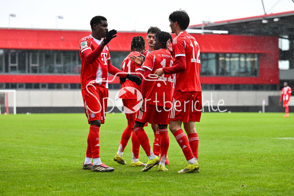 FC Bayern München - Berliner Athletik Klub | MUNICH, GERMANY - 21. FEBRUARY: Jubel der kleinen Bayern nach dem Treffer zum 5-1 durch Wisdom MIKE (FC Bayern München U19 11) / Tor / Torschuetze / Freude / Happy / während dem Spiel zwischen der U19 des FC Bayern München und der U19 des Berliner Athletik Klubs am 3. Spieltag der DFB-U19 Nachwuchsliga am FC Bayern Campus
