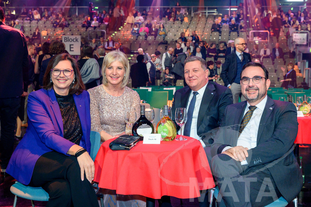 _DWA1300 | Ilse Aigner, Ulrike Scharf, Christian Bernreiter und Klaus Holetschek bei '30 Jahre Sternstunden-Gala 2023' in der Frankenhalle. Nürnberg, 15.12.2023 - Realisiert mit Pictrs.com