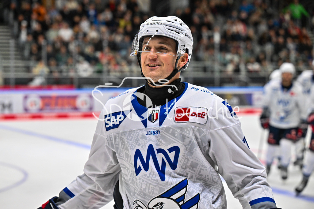 Augsburger Panther - Adler Mannheim | Jubel der Adler nach dem Treffer zum 6-3 durch Kristian REICHEL (Adler Mannheim 11)/ Tor / Torschuetze / Freude / Happy / DEL: Augsburger Panther - Adler Mannheim; Curt Frenzel Stadion am 14.09.2025