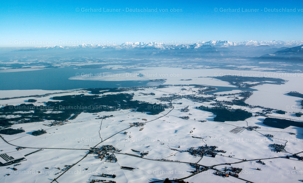 26B0232 | Blick über den teilweise zugefrorenen Chiemsee auf die Alpen