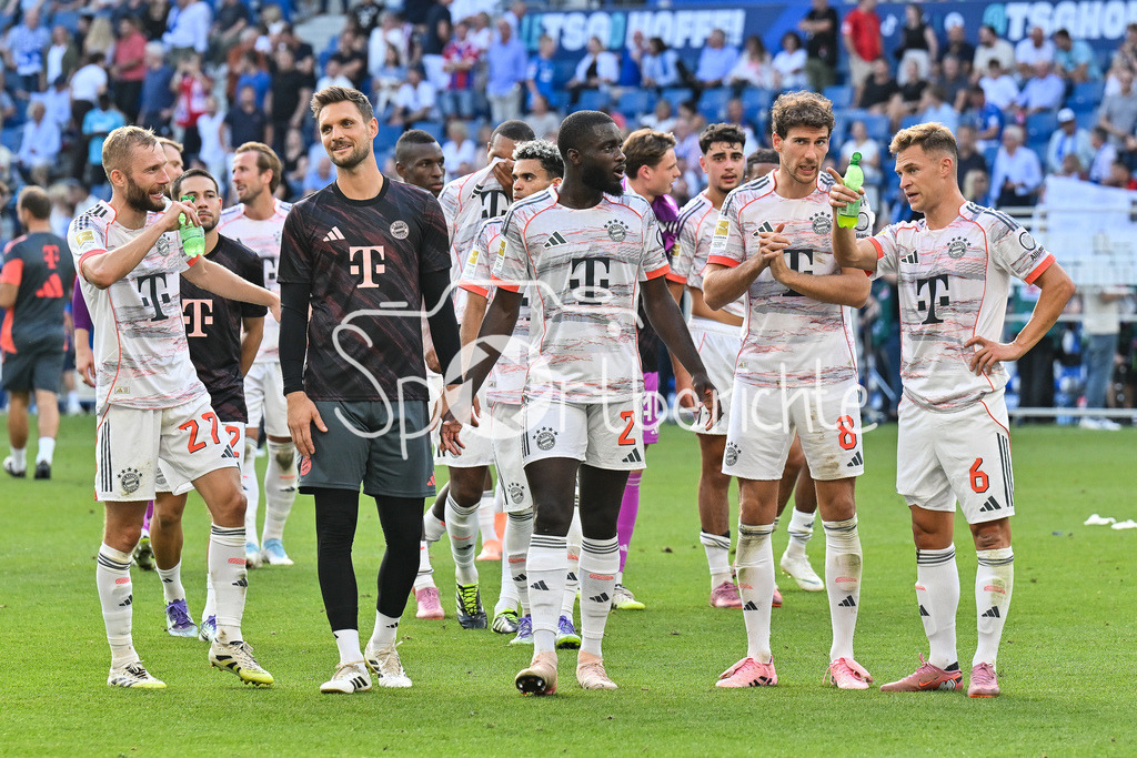 TSG 1899 Hoffenheim - FC Bayern München | Die Spieler der Bayern feiern nach dem Sieg in Hoffenheim mit ihren Fans, Konrad LAIMER (FC Bayern Muenchen 27), Sven ULREICH (FC Bayern München 26), Dayot UPAMECANO (FC Bayern Muenchen 2), Leon GORETZKA (FC Bayern Muenchen 8), Joshua KIMMICH (FC Bayern Muenchen 6) / Bundesliga: TSG 1899 Hoffenheim - FC Bayern München; PreZero-Arena am 20.09.2025 / DFL REGULATIONS PROHIBIT ANY USE OF PHOTOGRAPHS AS IMAGE SEQUENCES AND/OR QUASI-VIDEO