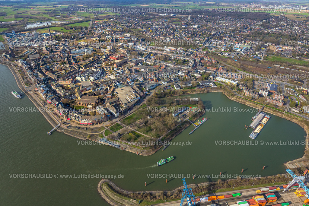 Emmerich240313309 | Luftbild, Rheinpromenade mit Ausflugsschiff und Innenstadtansicht City, kath. Kirche St. Aldegundis, Rheinparkcenter Emmerich Einkaufszentrum, Neubau vivAtrium Emmerich, Städtische Gesamtschule Emmerich am Rhein, Rheinpark und  Wasserstraßen- und Schifffahrtsamt Rhein Bundesbehörde, Emmerich, Emmerich am Rhein, Nordrhein-Westfalen, Deutschland