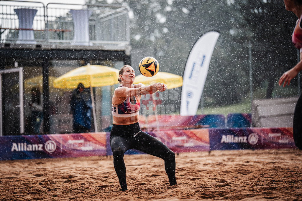 Beachvolleyball | Frauen | Allianz German Beach Tour 2025 | Tourstop München | 11.07.2025 | Tabea Schwarz nimmt den Ball im Regen an