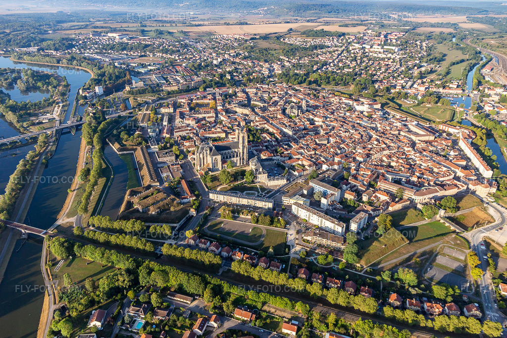 Aerial view: City center in the inner city area between the banks of the Moselle river and the Rhin-Marne canal in Toul in the state Meurthe et Moselle, France. – Photo: IMG_118115.jpg taken on 09/15/2019 by Werner Riehm/FLY-FOTO.com – Resolution of the original: 5344 x 3563 px