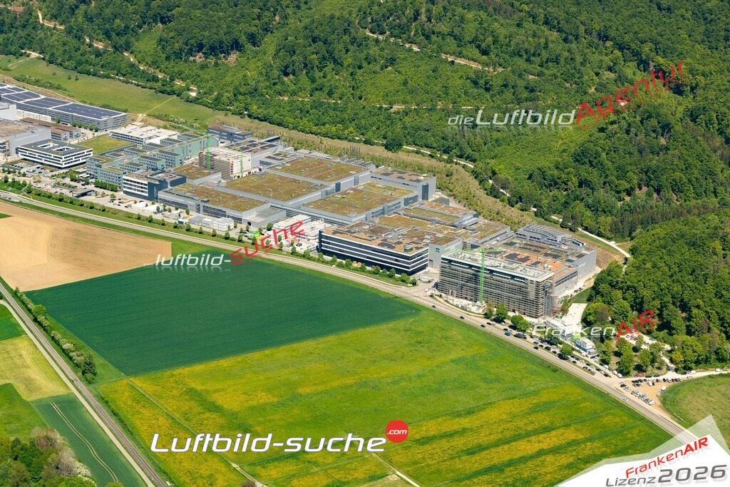 Luftaufnahme der Stadt Oberkochen - Die Luftaufnahme wurde 2025 vom UL-Flugzeug heraus erstellt ( keine Drohne ) - Hochauflösende Luftaufnahme - für professionelle Ausdrucke geeignet. Die Geschenkidee !Mit Lizenz und Bildrechte bestellbar