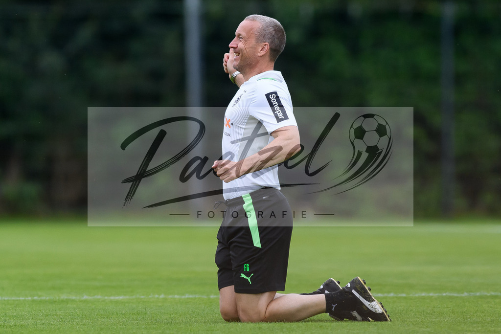 TRABMG20210719_039 | Fussball, Herren: Co-Trainer Frank Geideck (Borussia Moenchengladbach) schaut beim Training von Borussia Moenchengladbach waehrend des Trainingslagers auf dem Trainingsplatz am Hotel Klosterpforte am 19.07.2021 in Harsewinkel, Deutschland. - Realisiert mit Pictrs.com