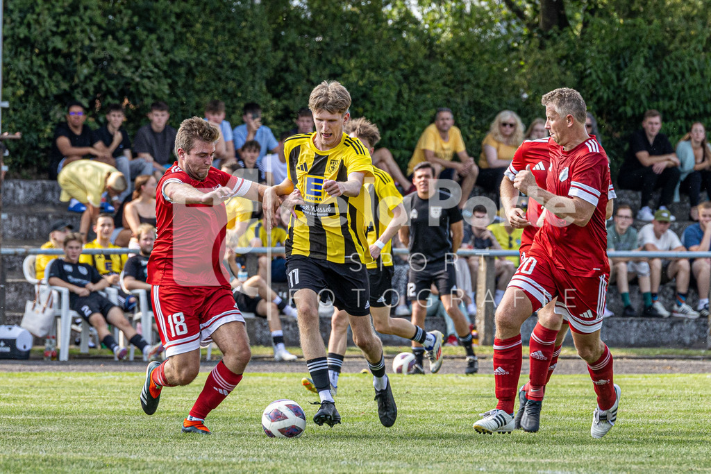 20250809-Wrestedts Finn Kramer (Bildmitte) bleibt gleich an Timon Oetzmann (links) und Christopher Müller hängen | immodelaporte-sportfotos - Realisiert mit Pictrs.com