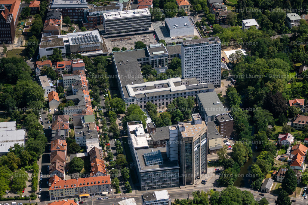 4035649 | BRAUNSCHWEIG 31.07.2020 Gebäude der Universität "TU Braunschweig" an der Pockelsstraße im Ortsteil Nordstadt in Braunschweig im Bundesland Niedersachsen, Deutschland. Weiterführende Informationen bei: Technische Universität Braunschweig. // Buildings of the university "TU Braunschweig" on street Pockelsstrasse in the district Nordstadt in Brunswick in the state Lower Saxony, Germany. Further information at: Technische Universitaet Braunschweig. Foto: Gerhard Launer