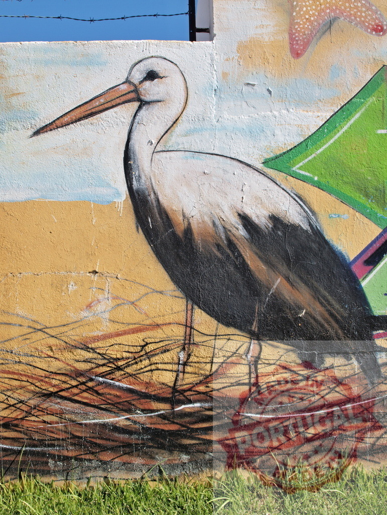 Stork bird street art mural painting on wall | Stork illustrating urban street art graffiti painted on concrete wall - Realisiert mit Pictrs.com