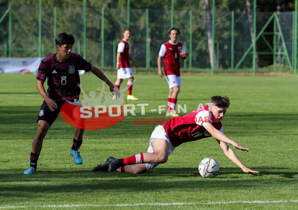 AUSTRIA U15 - MEXICO U15 | Derek Garcia (Mexico #8) MAURO HÄMMERLE (Austria #20) THOMAS SCHANDL (Austria #6) ; AUSTRIA U15 - MEXICO U15 am 29.04.2022 in Arnoldstein
(Sportplatz), AUSTRIA, (Photo by Ernst Krawagner sport-fan.at) - Realisiert mit Pictrs.com
